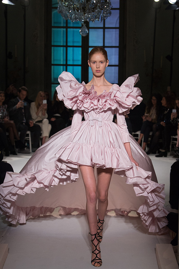 فستان وردي بأكمام منتفخة من Giambattista Valli هوت كوتور ربيع 2017