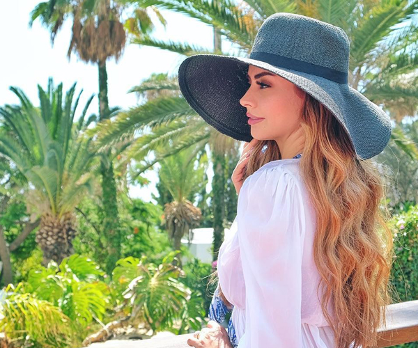 الفاشينيستا شهد الجميلي بقبعة رأس دنيم