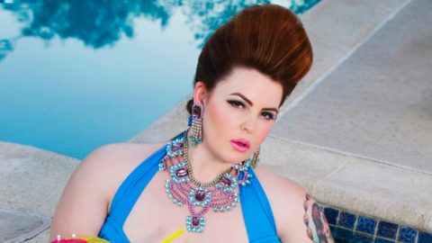 قلادات راقية تزين عنق المرأة الممتلئة