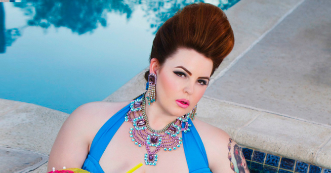 قلادات راقية تزين عنق المرأة الممتلئة