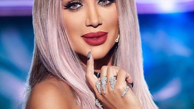 مايا دياب بأحمر شفاه احمر مطفأ بأنامل مايا يمني