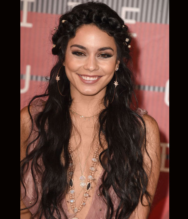 VANESSA HUDGENS بتسريحة الجديلة مع الشعر المموج