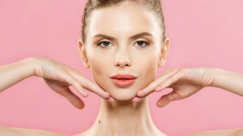 تعرفي على طريقة تفتيح الشفاه في نصف ساعة فقط