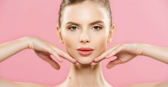 تعرفي على طريقة تفتيح الشفاه في نصف ساعة فقط