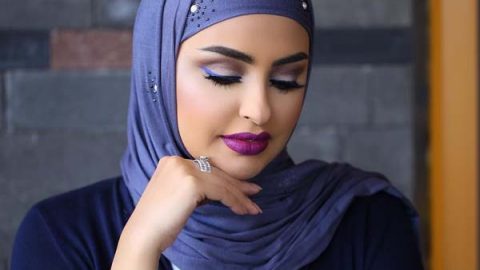 الفاشينيستا سندس القطان برسمة أي لاينر أزرق