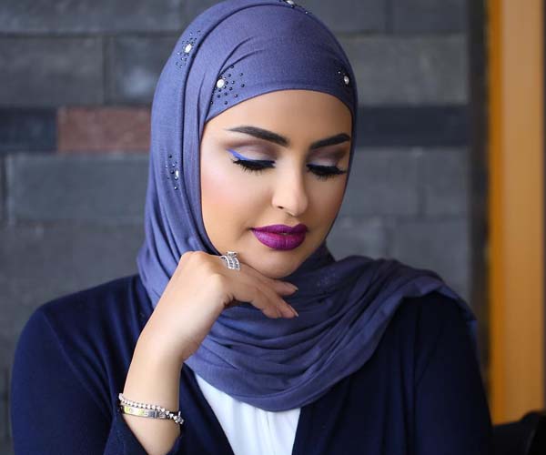 الفاشينيستا سندس القطان برسمة أي لاينر أزرق