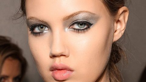 تحديد العين بالكحل الاسود مع ظلال جفون فضي ميتاليك 2015