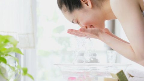 6 أخطاء ترتكبينها عند غسل وجهك