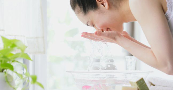 6 أخطاء ترتكبينها عند غسل وجهك