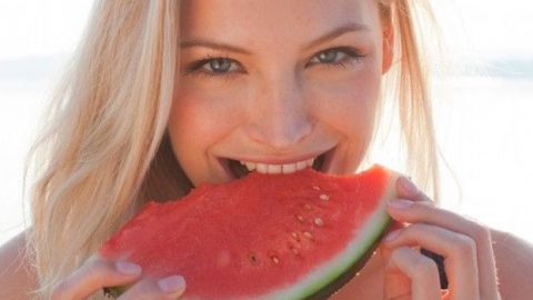 فوائد جمالية للبطيخ للعناية ببشرتك وشعرك