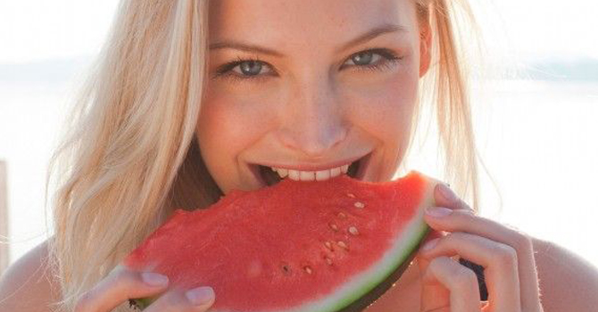 فوائد جمالية للبطيخ للعناية ببشرتك وشعرك