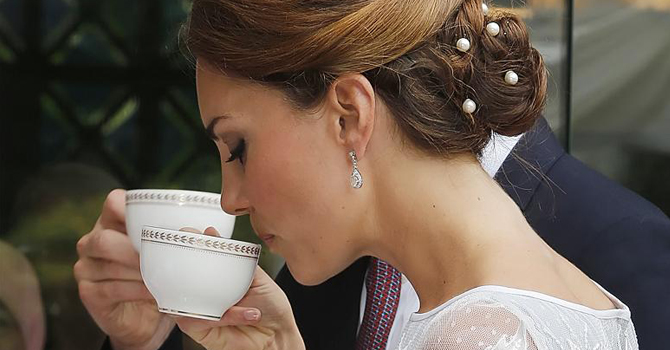 إتيكيت شرب الشاي بعد الظهيرة على طريقة الملكات