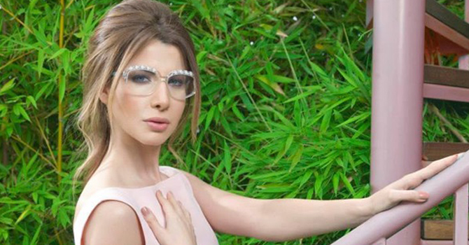 احصلي على مكياج النجمات بالنظارة بهذه الخطوات