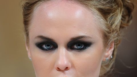 مكياج العيون الدخانية مع أحمر شفاه بيج نيود ربيع 2015