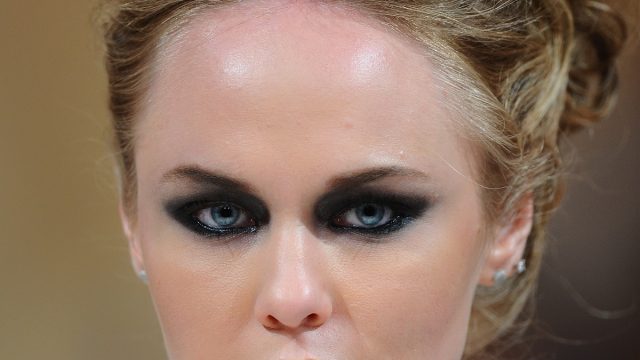 مكياج العيون الدخانية مع أحمر شفاه بيج نيود ربيع 2015