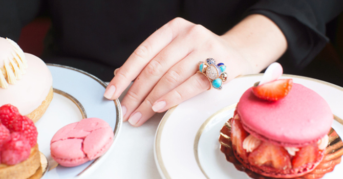 مجوهرات كارتيه تتوج عبائتكِ فى العيد