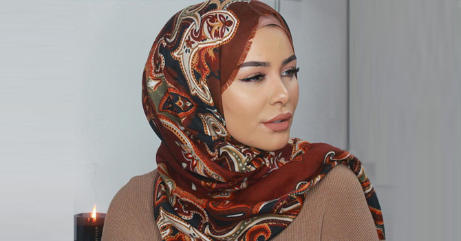 تعلمي طريقة أرتداء الحجاب المربع في دقيقتين