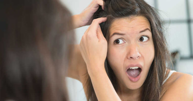 كيف تخفين خصلات شعرك البيضاء كالمحترفين؟