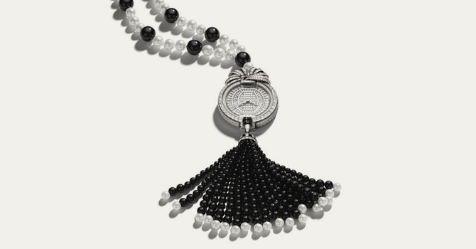 قلادات الساعات صرعة تنتظركِ هذا الخريف