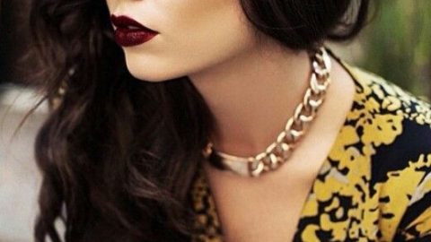 أحمر شفاه أحمر داكن لسهرة رأس السنة 2015