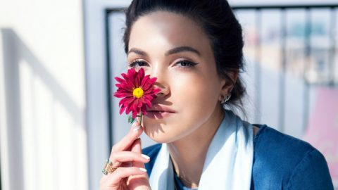 مدونة التجميل الإيرانية نيغين ميرصالحي تكشف سر مكياجها الصيفي الثابت