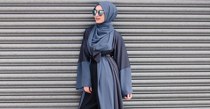 إطلالات عصرية أنيقة بالحجاب هذا الخريف من نبيلة