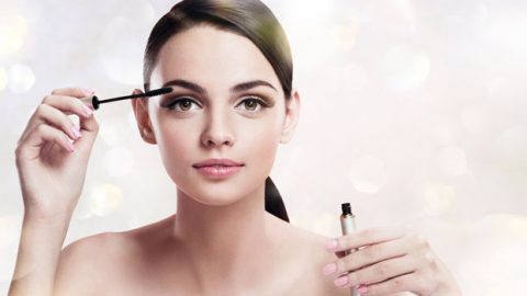 بالخطوات: تطبيق الماسكارا دون تلطيخ الجفون