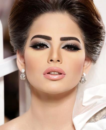 اي لاينر عيون القطة مع ظلال دخانية وأحمر شفاه وردي فاتح لعروس 2015