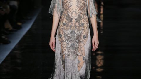 فستان رمادي تل مطرز ذو أهداب من ريم عكرا شتاء 2017