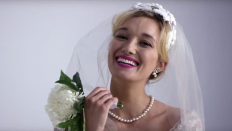 فيديو : يكشف إطلالة العروس على مدار 100 عام