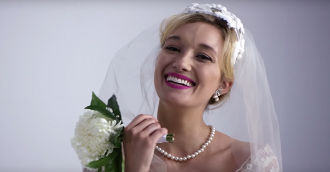 فيديو : يكشف إطلالة العروس على مدار 100 عام