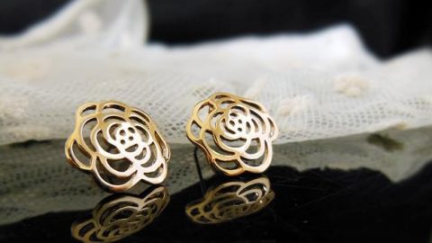 دللي أذنيك بأقراط شانيل تشكيلة Camelia