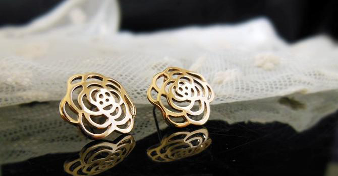 دللي أذنيك بأقراط شانيل تشكيلة Camelia