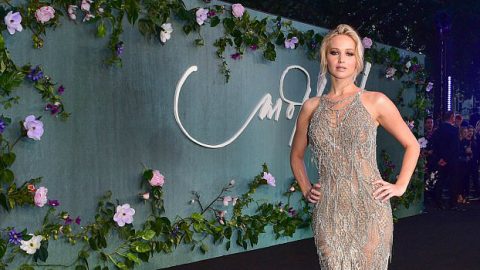 جنيفر لورانس تسحر الجميع في لندن بإطلالة فيرساتشي