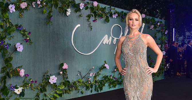 جنيفر لورانس تسحر الجميع في لندن بإطلالة فيرساتشي