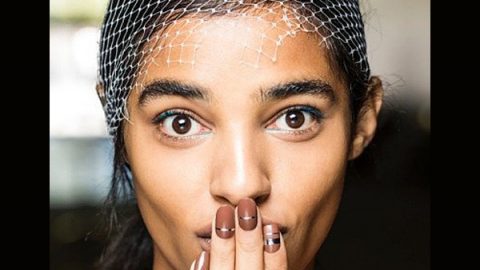 طلاء أظافر بني مع خطوط طولية وعرضية بالفضي الميتاليك من Phillip Lim ربيع 2016