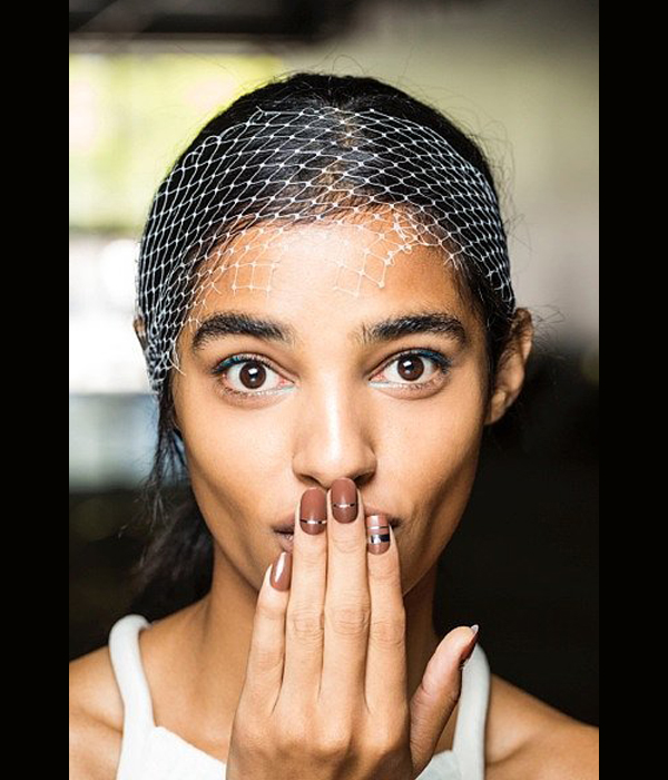 طلاء أظافر بني مع خطوط طولية وعرضية بالفضي الميتاليك من Phillip Lim ربيع 2016