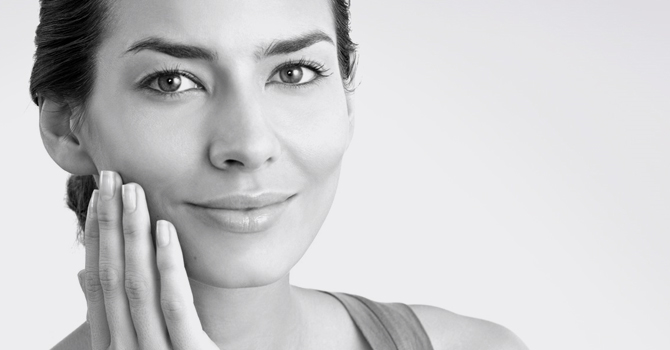 صاحبة البشرة الجافة.. إليكِ 4 خلطات طبيعية لترطيبها