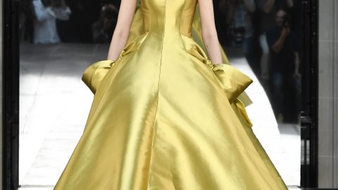 فستان أصفر بقبة مستقيمة من Alexis Mabille هوت كوتور خريف 2016