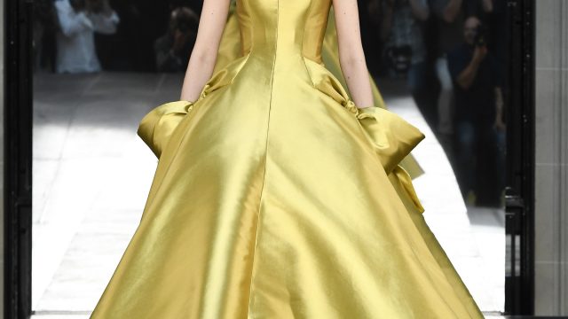 فستان أصفر بقبة مستقيمة من Alexis Mabille هوت كوتور خريف 2016
