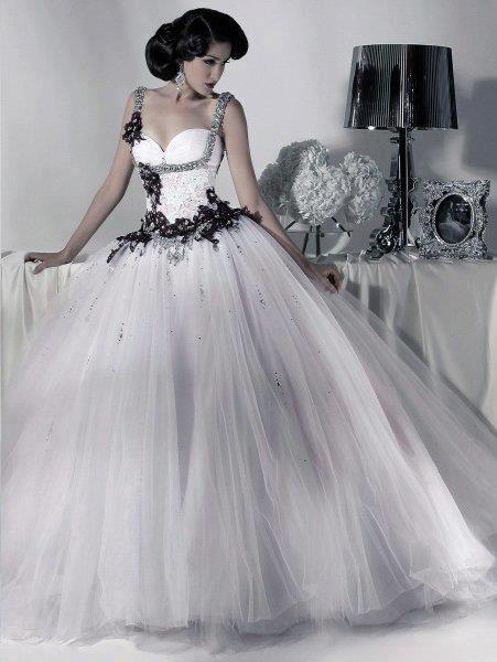 فستان زفاف مطرز باللون الاسود