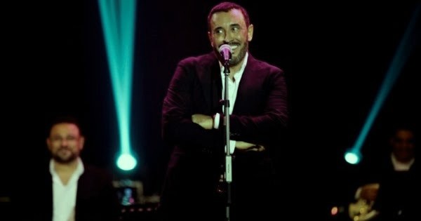 ماذا فعل كاظم الساهر عندما عانقته إحدى المعجبات على المسرح؟