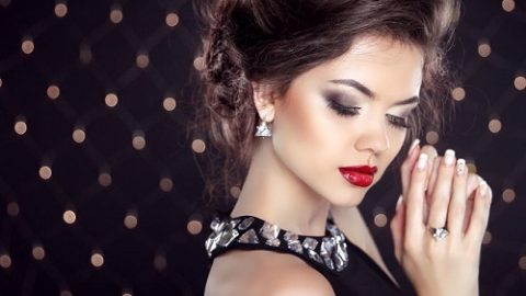 أحمر شفاه أحمر زاهي للسهرة 2015