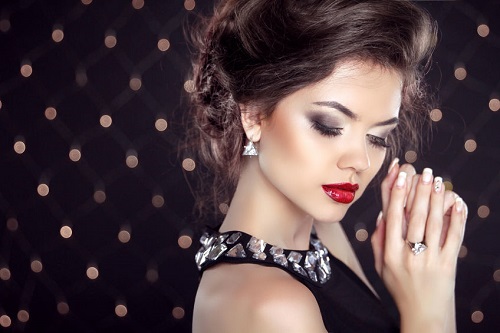 أحمر شفاه أحمر زاهي للسهرة 2015