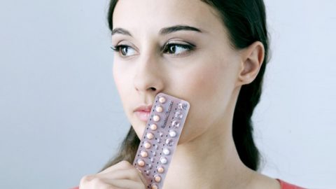 حبوب منع الحمل تحميكِ من حب الشباب.. ولكن