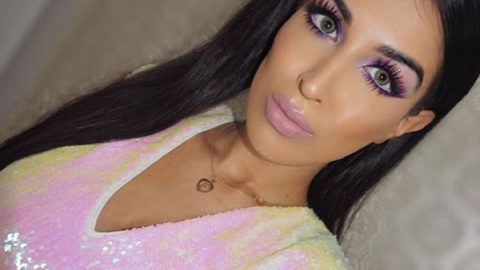 أحمر شفاه أرجواني للسمراوات