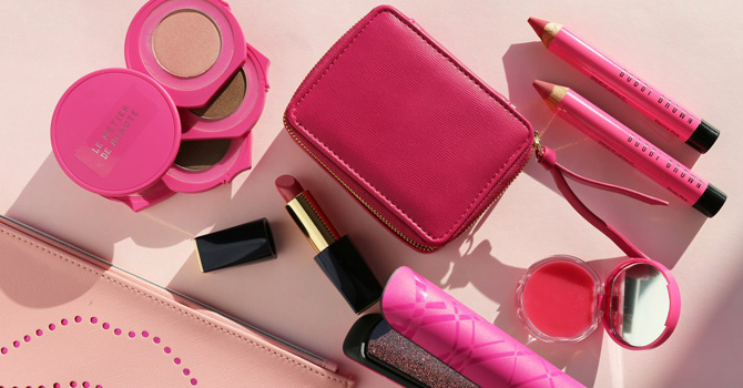 مستحضرات تجميل وردية تدعوكِ لمحاربة سرطان الثدي