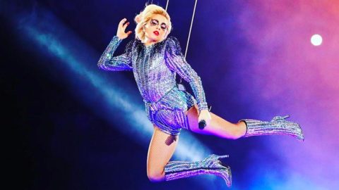 الليدي غاغا تحلق في سماء الأناقة في السوبر بول