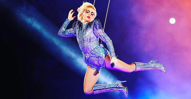 الليدي غاغا تحلق في سماء الأناقة في السوبر بول