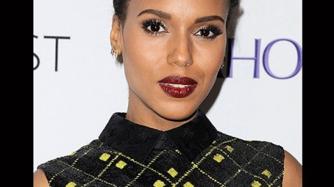 Kerry Washington بأحمر شفاه أحمر عنابي داكن